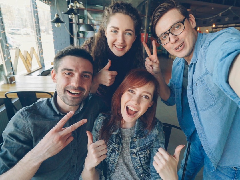 Freunde machen gemeinsam ein Selfie-Video im Café